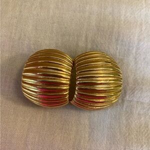 Gold Tone‎ Ribbed Vintage Clip on Earrings